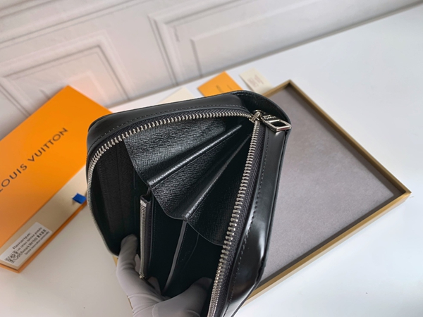 LVコピーウォレット着用イメージ